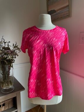 UNDER ARMOUR fitted heat gear Pink Women’s crew neck Tee